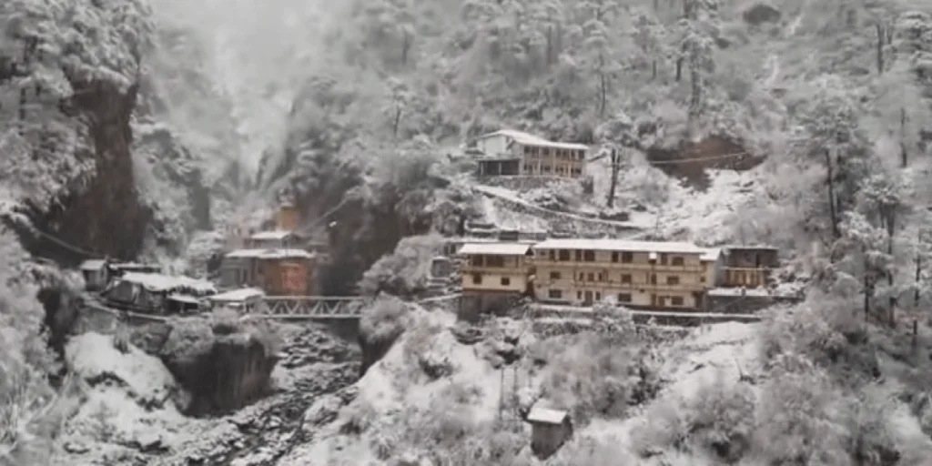 imgi_9_resize-15999791981309742607resize1599294304857329631YamunotriSnowfall-1024x512-1